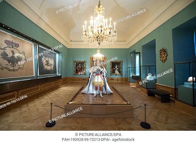 28 September 2019, Saxony, Dresden: A coronation figure of August II of Poland in the coronation robes of 1697 can be found in the Great Picture Cabinet in the...