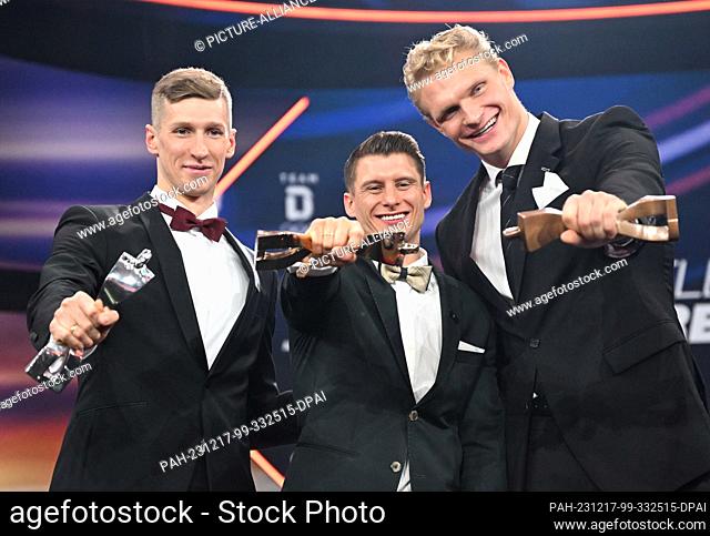 17 December 2023, Baden-Württemberg, Baden-Baden: Gala for the Athlete of the Year award at the Kurhaus in Baden-Baden. Gymnast Lukas Dauser (M) holds the...