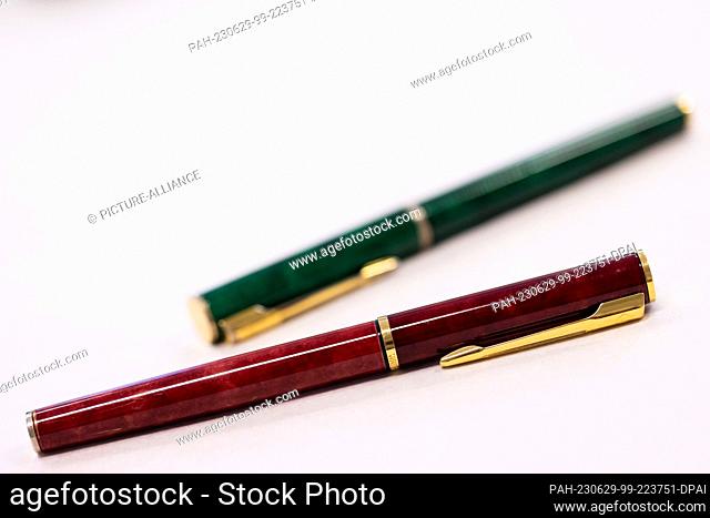 PRODUCTION - 26 June 2023, North Rhine-Westphalia, Duesseldorf: Two fountain pens in green and red, with which former Minister President Kraft (2010-2017) and...