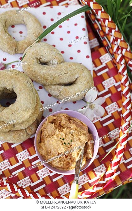 Tomato cream and sesame bread for a summer picnic
