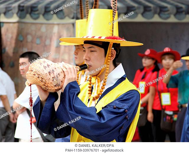 South Korea: Guard Mounting at Deoksugung Palace in Seoul | usage worldwide. - Seoul/Republic of Korea