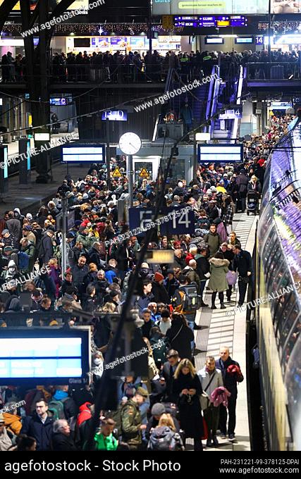 21 December 2023, Hamburg: Numerous travelers wait for their train on a full platform at the main station. Storm ""Zoltan"" caused cancellations and delays to...