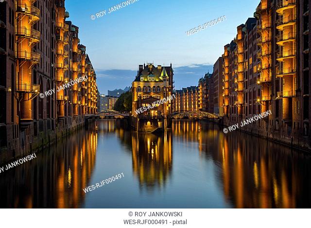Germany, Hamburg, Wandrahmsfleet in the historic warehouse district in the evening