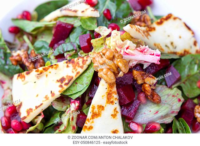 Salad with spinach, haloumi, beetroot and caramelized walnuts