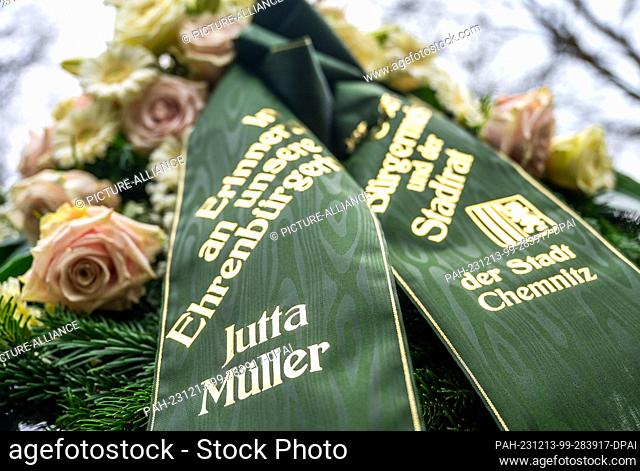 13 December 2023, Saxony, Chemnitz: A mourning wreath from the city of Chemnitz stands at the grave during the funeral service for former figure skating coach...