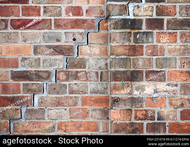18 October 2023, Saxony-Anhalt, Eisleben: A crack runs through the brickwork of the Haba Familygroup site, which is currently closed