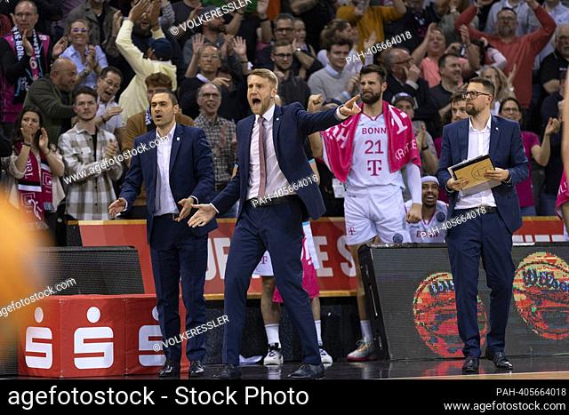 Head coach Tuomas IISALO (BON, middle left), with his hand raised, excitement, tension, calls onto the field. with in the picture Assistant Coach Marko...