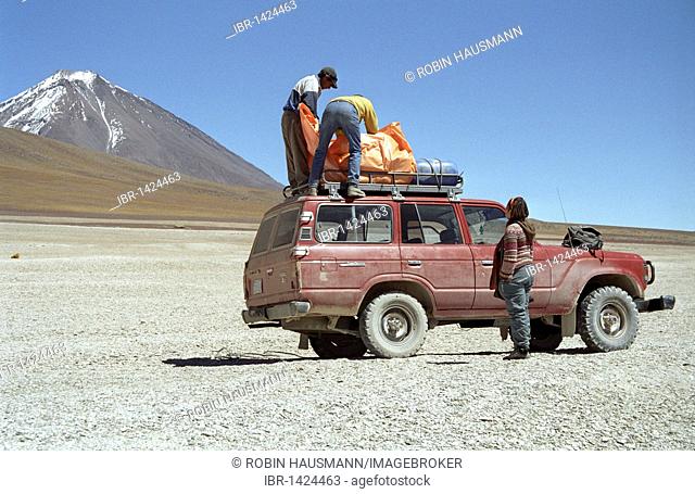 SUV in the highlands of the Bolivian Andes, Reserva Nacional de Fauna Andina Eduardo Avaroa nature reserve, Bolivia, South America