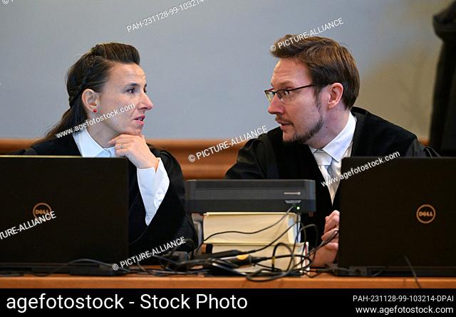 28 November 2023, Saxony, Leipzig: Daniela Francke, public prosecutor, and Andreas Ricken, public prosecutor, talk in the courtroom of the district court in...