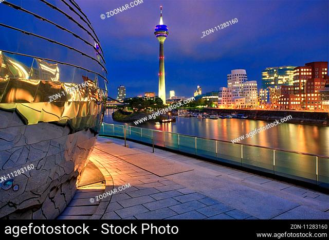 Blick auf den Rheinturm und den Medienhafen in Düsseldorf
