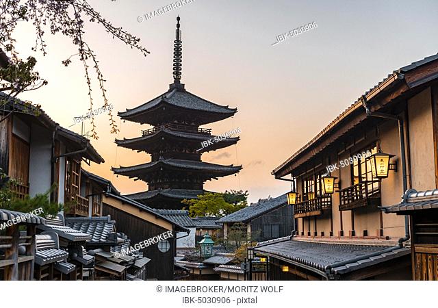 Five-storey Yasaka Pagoda of the Buddhist Hokanji Temple, Yasaka dori historical street, with historic Japanese houses, evening mood, Kyoto, Japan, Asia
