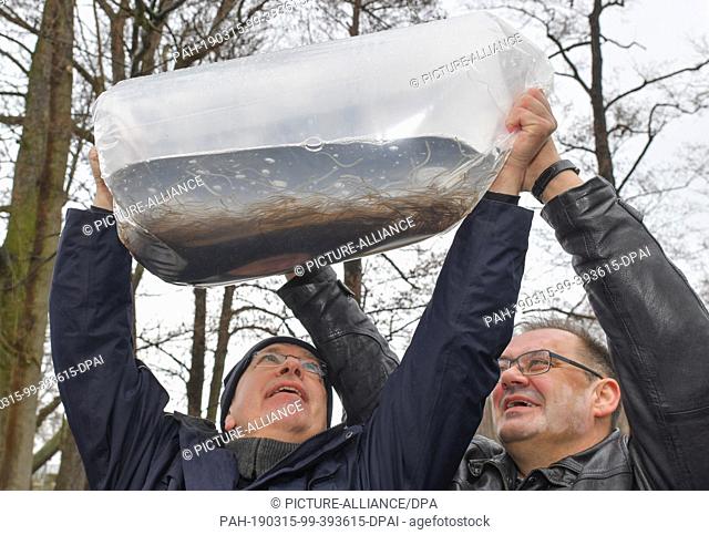 15 March 2019, Brandenburg, Storkow: Ulf Rehberg (l), head of the fishing industry at Fischerei Köllnitz, and Jörg Vogelsänger (SPD)