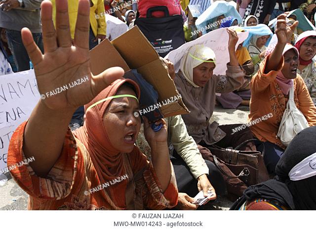 Hundreds of people affected by the tsunami from the West coast of Aceh joined in a demonstration outside the main office of BBR