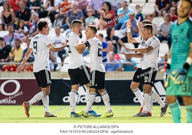 10 October 2019, Spain, Córdoba: Soccer, U-21 men: international matches, Spain - Germany at Nuevo Arcangel Stadium. Germany's players cheer for a 1:1 meeting
