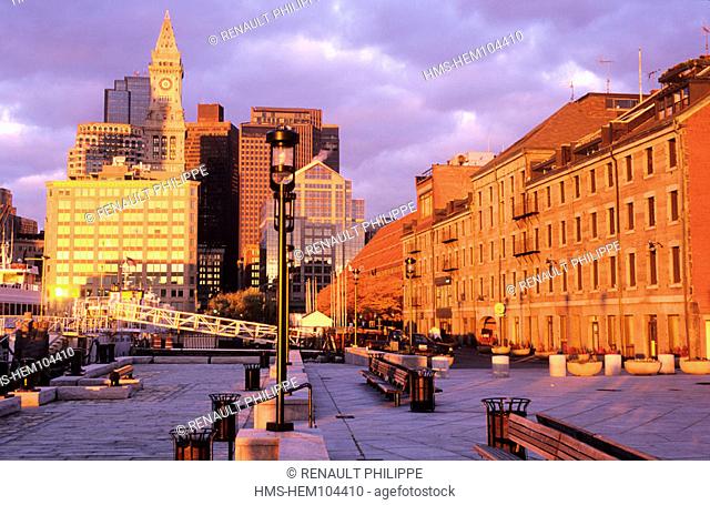 United States, Massachusetts, Boston, the harbour and downtown, sunrise on the Long Wharf
