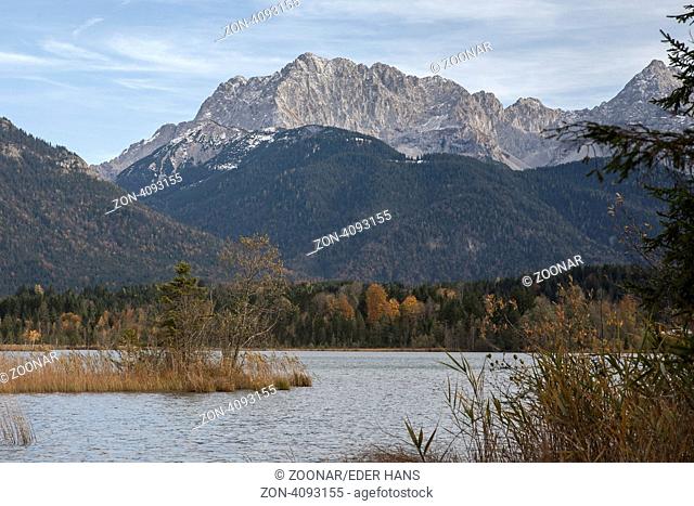 Der kleine Barmsee mit den Gipfeln des Karwendelgebirges liegt zwischen Mittenwald und Garmisch