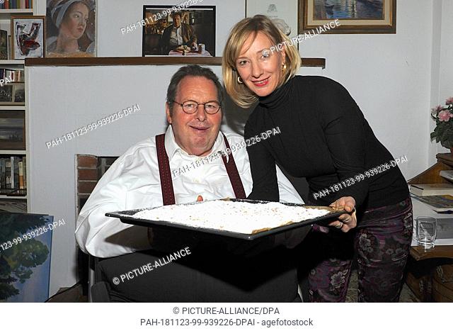 23 November 2018, Bavaria, Icking: The actor and cabaret artist Ottfried Fischer receives his favourite cake from the cult series ""Bulle von Bad Tölz""