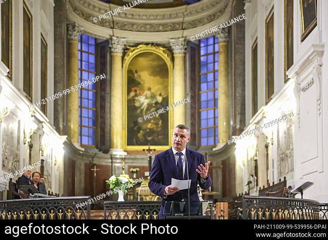 09 October 2021, Saxony, Leipzig: Vitali Klitschko, Lord Mayor of Kiev, delivers the speech on democracy after the prayer for peace in the Nikolai Church