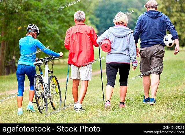 Senioren Gruppe macht Sport oder Wellness zusammen im Sommer im Park