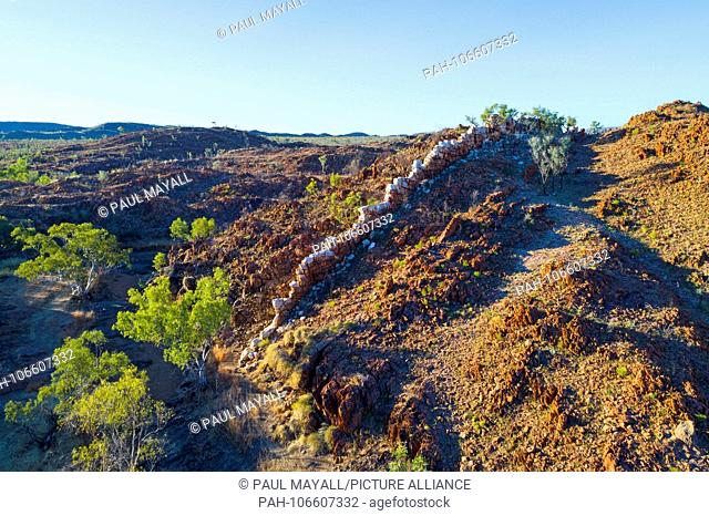 Aerial view of the China Wall, a sub vertical quartz vein protruding from the ground, Halls Creek, Kimberley, Northwest Australia | usage worldwide