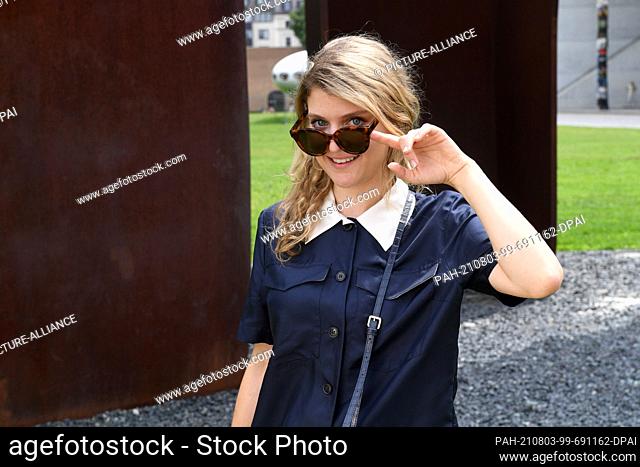 03 August 2021, Bavaria, Munich: dpa-Exklusiv - The actress Lara Mandoki shows herself at a photo session in Maxvorstadt - Schwabing in front of the Pinakothek...