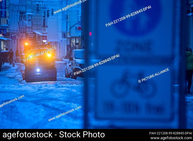 08 December 2022, Mecklenburg-Western Pomerania, Stralsund: The streets and sidewalks in Stralsund are ""covered"" in snow