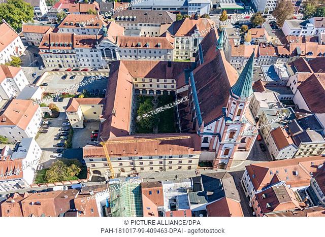 10 October 2018, Bavaria, Straubing: The Carmelite monastery in the city centre (aerial photo with drone). Photo: Armin Weigel/dpa