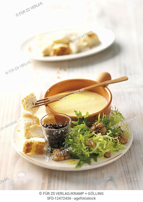 A mini cheese fondue with endive salad and beluga lentils