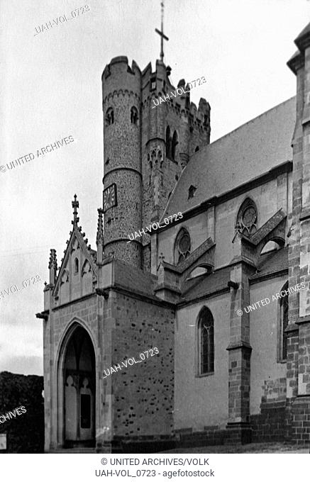 Eingangsportal der Kirche St. Martin und St. Severus in Münstermaifeld, Deutschland 1930er Jahre. Entrance to St. Martin's and St
