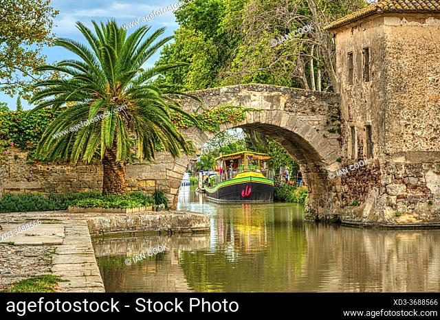 Saint-Marcel Bridge (17th century) ove Canal du Midi, le Somail, Aude Department, Languedoc-Roussillon, France