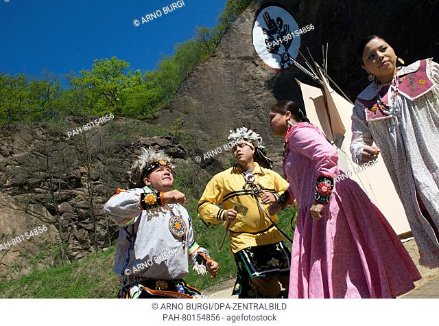 Heath Hill (l-r), Gaehnewrawenedyaws Printup, Keysa Montour Parker und Nicole Jimerson from the Oneida Indian Nation from New York dance during a press event...