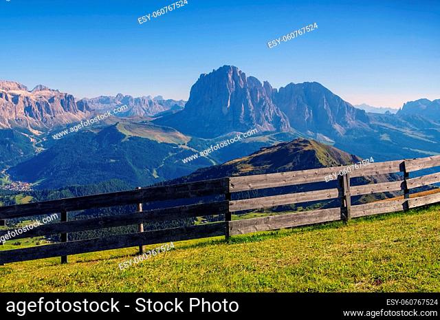 Langkofel und Plattkofel in den italienischen Dolomiten - mountains Langkofel and Plattkofel in italian Dolomites