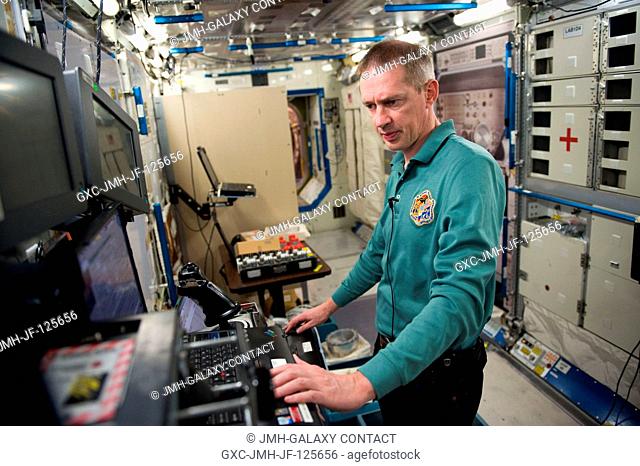 European Space Agency (ESA) astronaut Frank DeWinne, Expedition 20 flight engineer and Expedition 21 commander, participates in a training session in an...