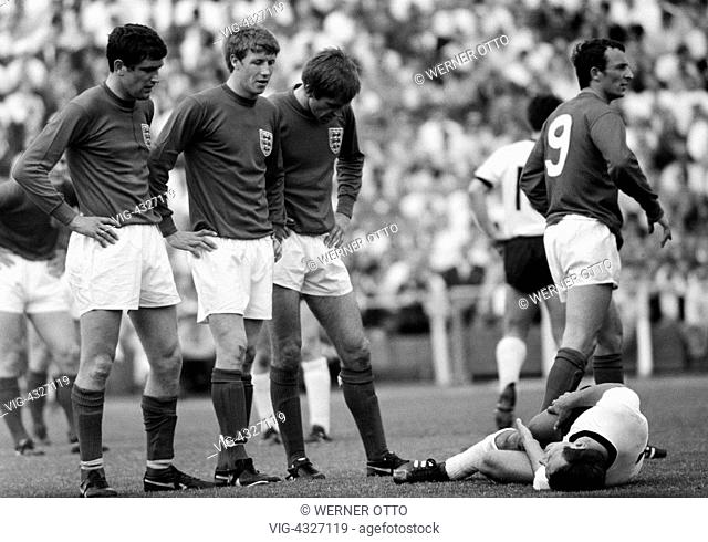 Fussball, Laenderspiel, 1968, Testspiel, Probespiel, Niedersachsenstadion in Hannover, Deutschland gegen England 1:0, Spielunterbrechung