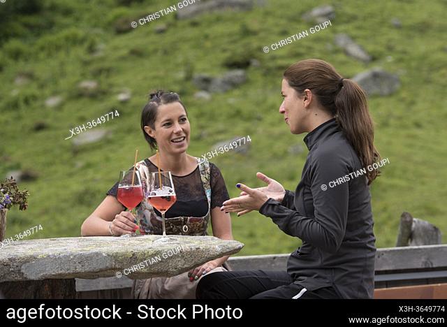 Verena et Raffaela buvant un verre de Spritz sur la terrasse du restaurant d'altitude Knuttenalm, Vallee du Riva (Val di Riva en italien, Reintal en allemand)