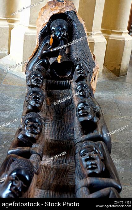 geschnitztes Boot aus Tansania, Sankt Jakob-Kirche, Rothenburg ob der Tauber, Bayern, Deutschland