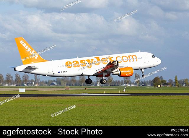 Landung eines Airbus A320-214 der Gesellschaft EasyJet auf dem Flughafen Amsterdam Schiphol (Polderbaan) am 7. Mai 2015