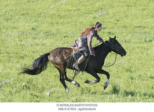 China, Inner Mongolia, Hebei Province, Zhangjiakou, Bashang Grassland, Mongol man traditionnaly dressed on a horse, traditional exercise of address