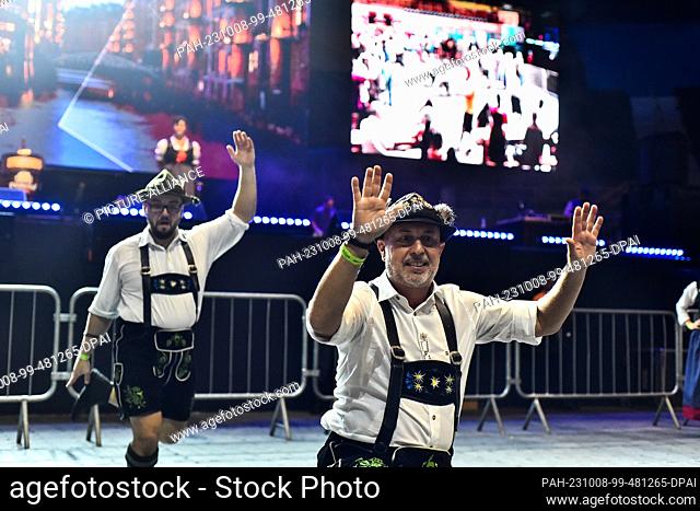 07 octubre 2023, Brasil, São Paulo: El grupo Tirol actúa en el Oktoberfest de Sao Paulo y presenta baile alemán típico. Foto: Rafael Magalhaes/dpa