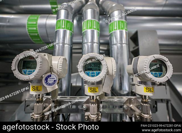 23 October 2023, Saxony, Leipzig: Pressure gauges are installed on district heating pipes in the pump hall for district heating in the new combined heat and...
