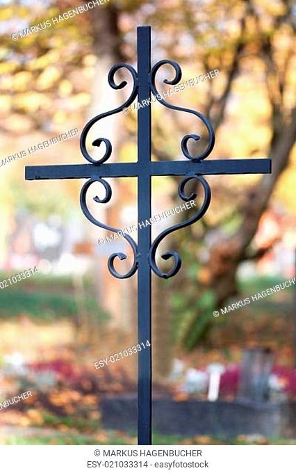 Eisernes Andenken - Eisernes Metallkreuz auf einem katholischen Friedhof