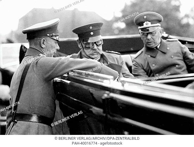 Reich President Paul von Hindenburg (with car glasses) receives the first reports on the great maneuver of the Reichswehr (Imperial Defence) in Fürstenberg