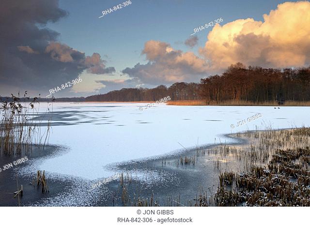 Freezing wintry conditions in the Norfolk Broads at Ormesby Little Broad, Filby, Norfolk, England, United Kingdom, Europe
