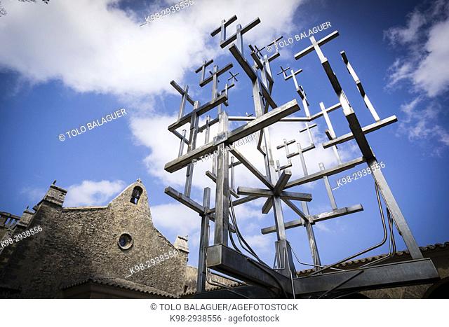 Creu de les Creus, Una escultura realizada por el artista Jaume Falconer y el herrero Toni Sastre, jugando con la idea del árbol de la ciencia de Ramon Llull