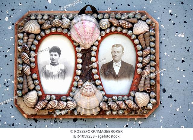 Historic photograph, married couple in seashell picture frame, kitsch, around 1922