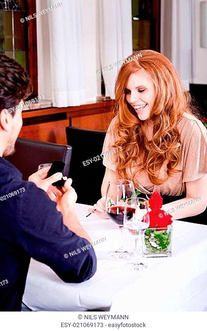 Glückliches Paar bei einem romantischen Abendessen mit Heiratsa