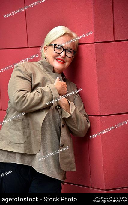 24 June 2021, North Rhine-Westphalia, Cologne: The actress Angelika Milster poses in the setting of the RTL series Unter uns in which she will be seen from 22