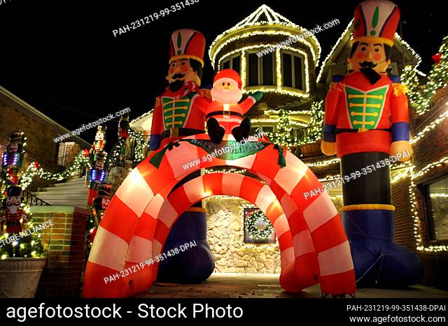 18 December 2023, USA, New York: A house decorated for Christmas in Dyker Heights. (to dpa ""Party every day - Dyker Heights Christmas attraction"") Photo:...