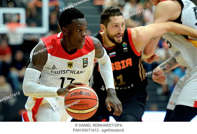 dpatop - Germany's Dennis Schroeder (L) and Russia's Nikita Kurbanov vie for the ball during the basketball Supercup match between Germany and Russia in Hamburg