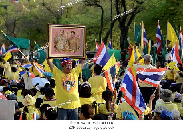 Tausende von Thailaender zelebrieren den Kroenungstag des Koenig Bhumibol auf dem Sanam Luang Park vor dem Wat Phra Kaew in der Stadt Bangkok in Thailand in...